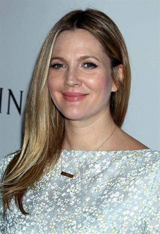 Drew Barrymore Mencari Wajah Baru Untuk Lini Make-Up 