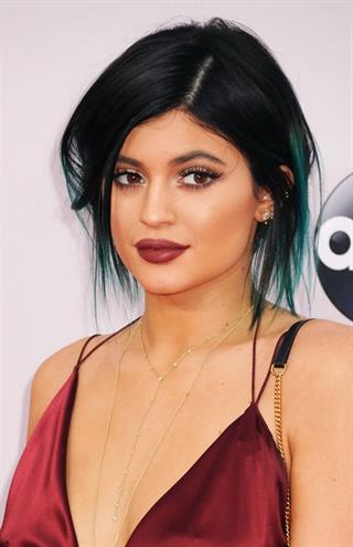 BIBIR PENUH MENAWAN ALA KYLIE JENNER