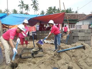 Women Build Habitat for Humanity Membangun Rumah untuk Ibu