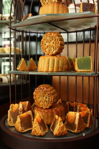 Lelang Kue Bulan dari Hotel Shangri-La Jakarta