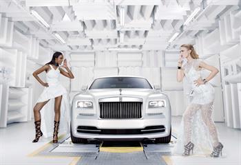 Fashion Show dan Penjahit Bespoke Inspirasi Mobil Rolls-Royce Wraith 