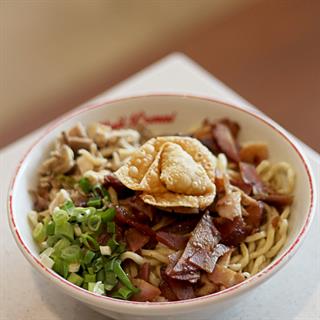 Nikmati Bakmi Makassar Baji Pamai Kelapa Gading yang Menggoyang Lidah