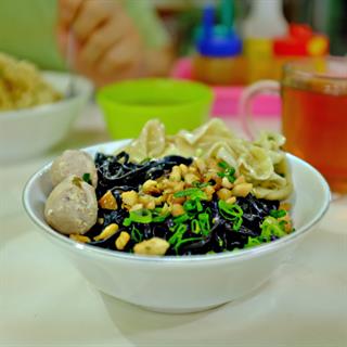 Hidangan Unik! Bakmi Hitam di Bakmi Nongkrong Bandung