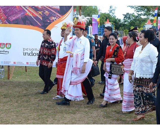 Pertama Kali ke Sumba, Presiden Jokowi Menemui 2.000 Penenun Tradisional 