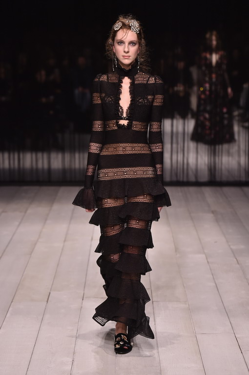 Romantisme Malam Hari di Koleksi Alexander McQueen A/W 2016 oleh Sarah Burton