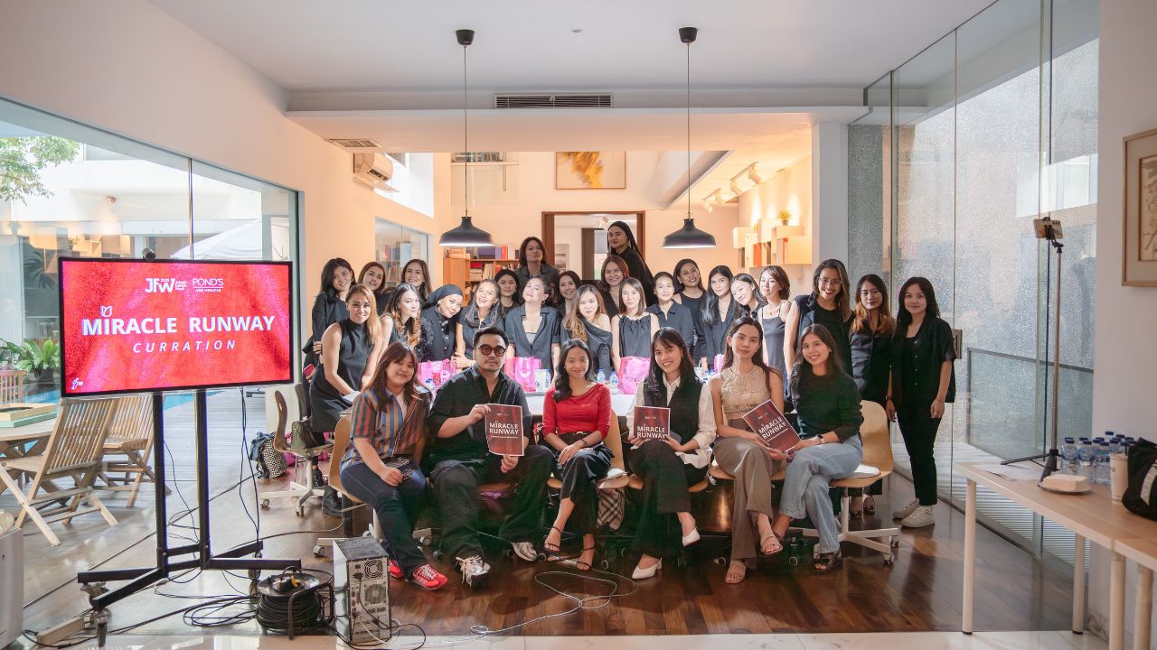 ‘Miracle Runway’ oleh Pond’s Age Miracle di Panggung Jakarta Fashion Week 2025: Merayakan Perempuan Tanpa Batas Usia 