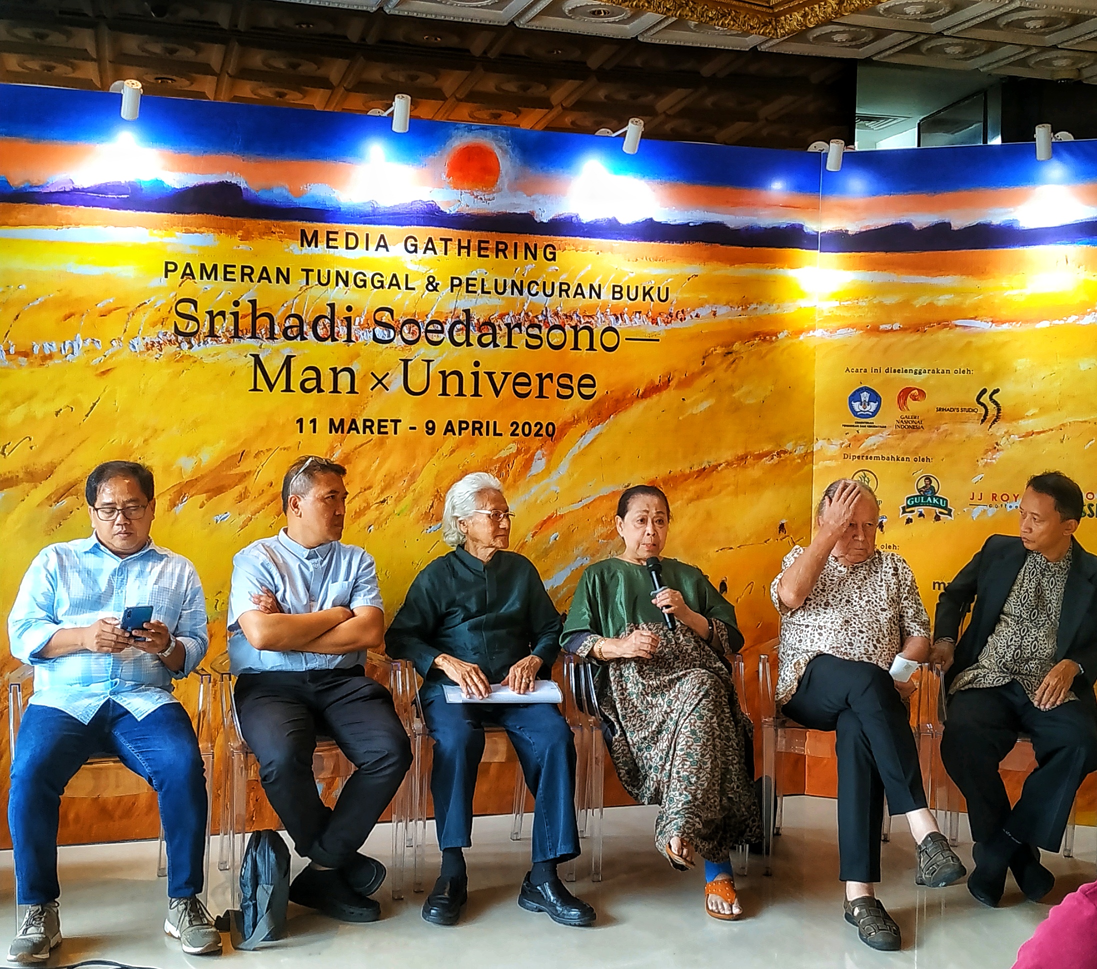 Bentang Indonesia dalam Pameran Srihadi Soedarsono – Man x Universe