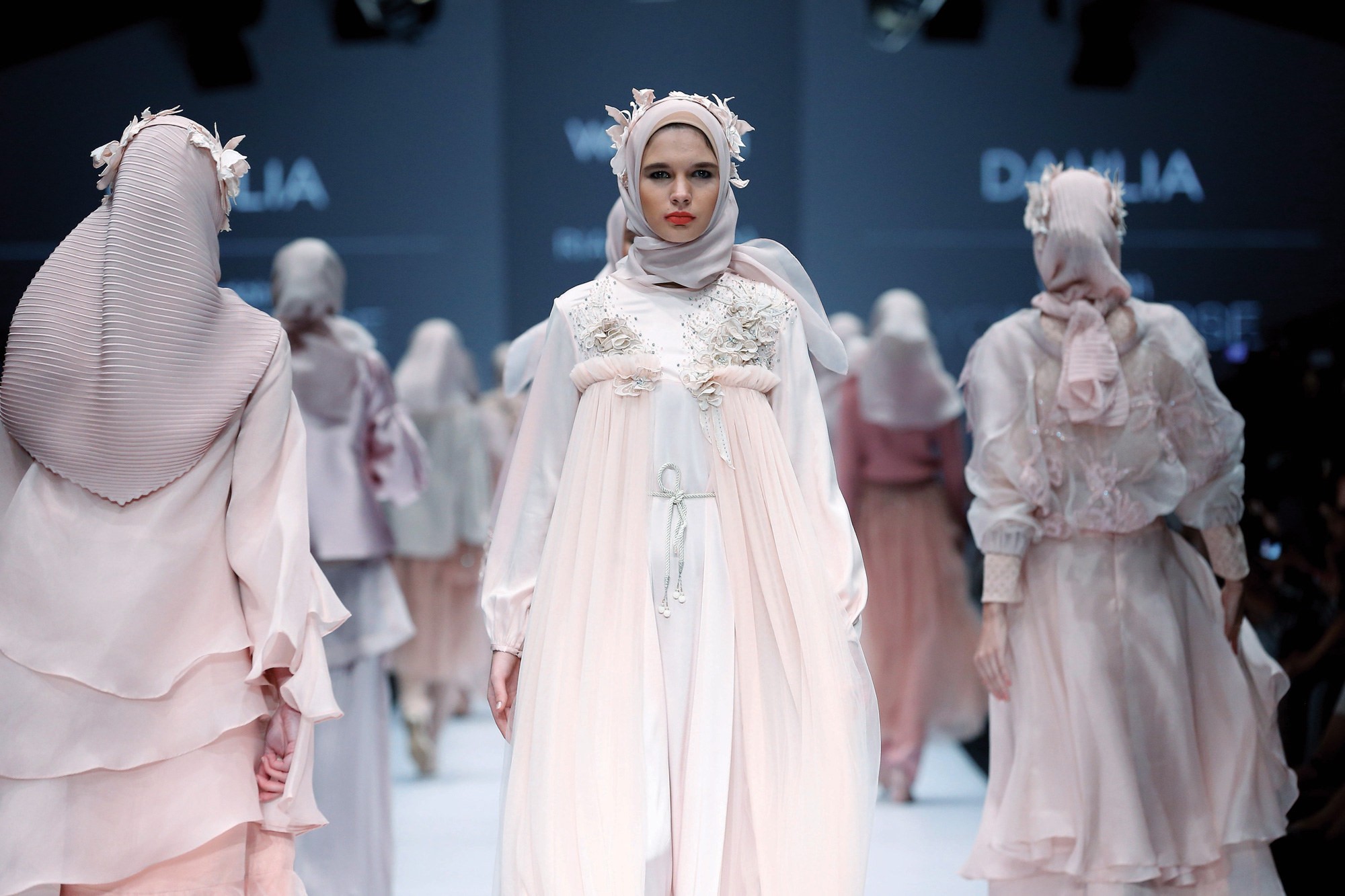 Wardah Meluncurkan Trend Makeup Terbaru Lewat Parade Busana Youniverse di Jakarta Fashion Week 2017