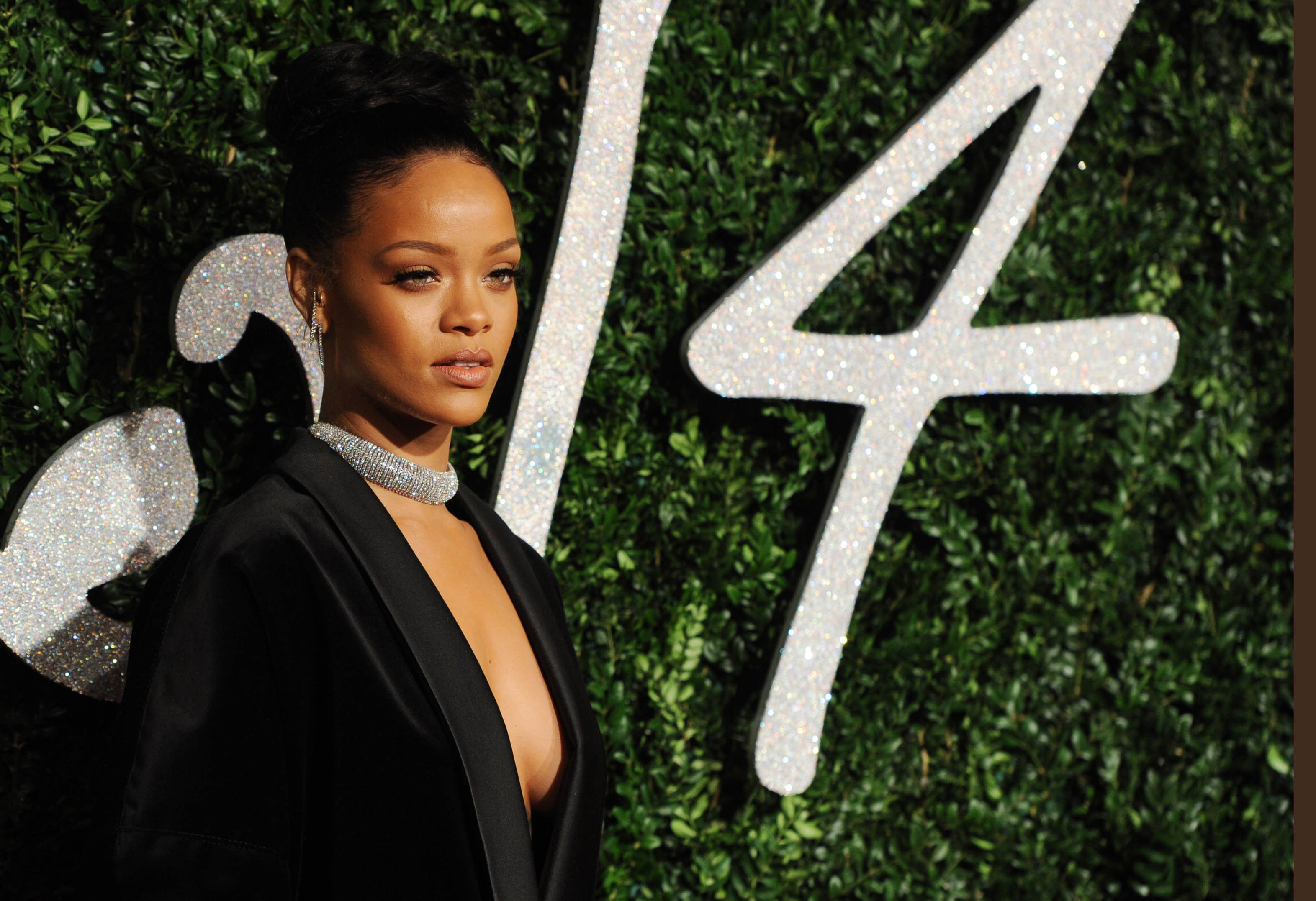 Rihanna Berikan Beasiswa untuk Mahasiswa Kurang Mampu