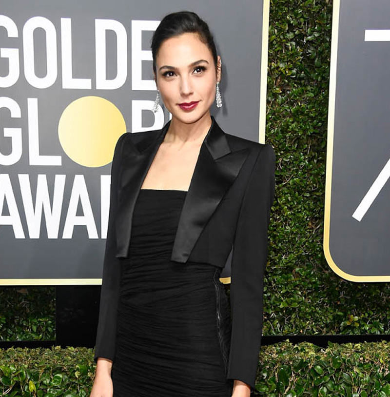 Riasan Elegan Gal Gadot Saat Momen Red Carpet Golden Globes 2018 