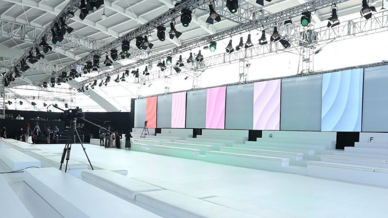 Menilik Desain Interior Jakarta Fashion Week 2024 Oleh Cellux Ceiling   27(41) 