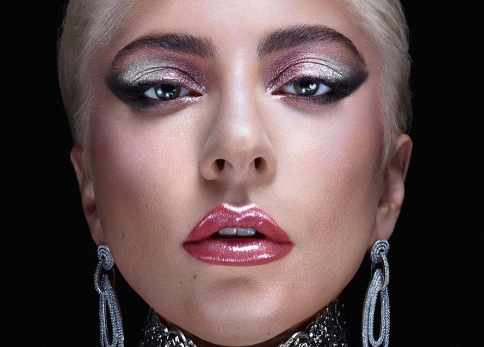 Lady Gaga Kenakan Aksesori Rinaldy Yunardi dalam Kampanye Beauty Line Barunya