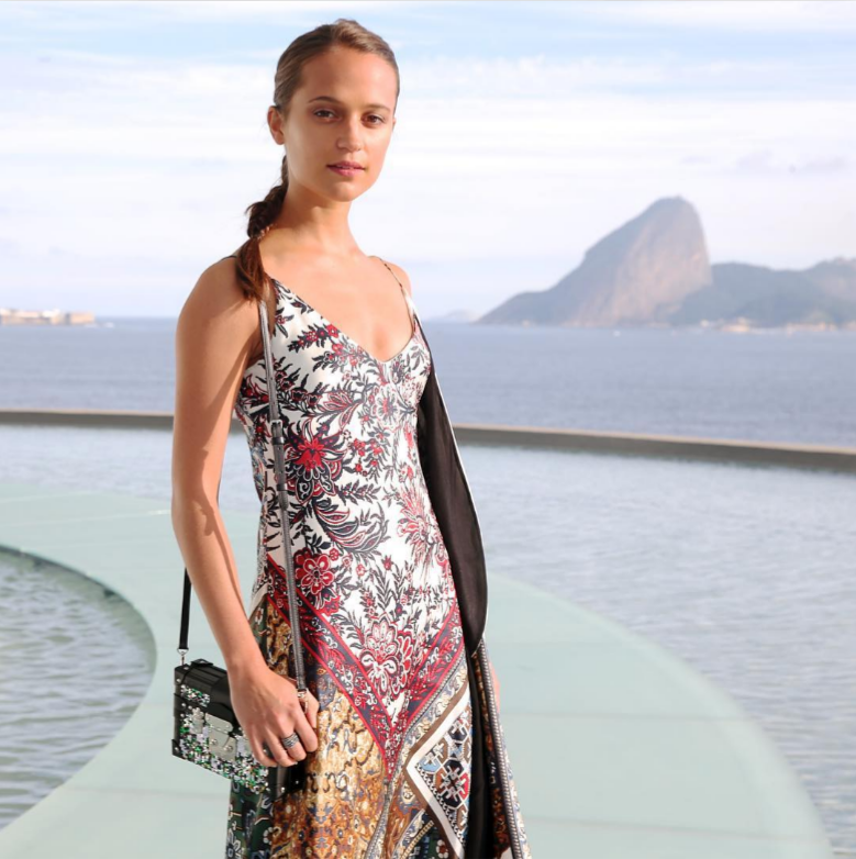 Wajah Flawless dan Natural Alicia Vikander di Louis Vuitton Resort 2017