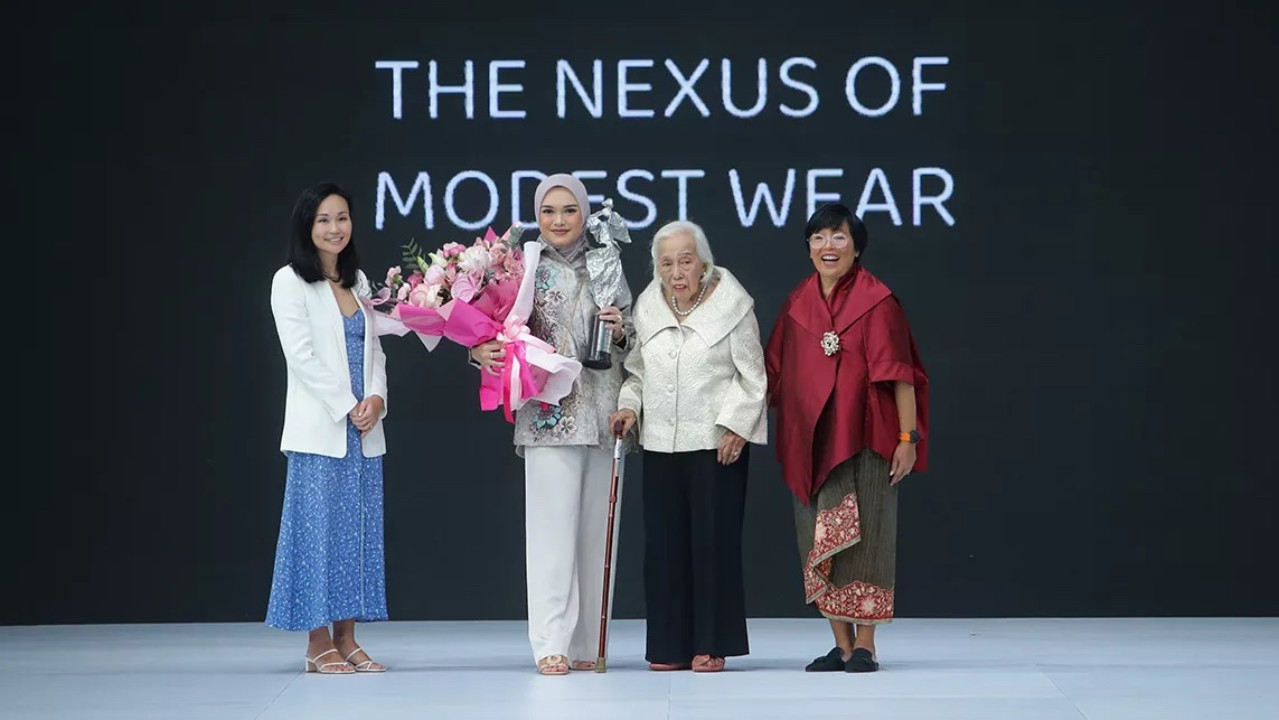 Linda Anggreaningsih Buttonscarves Menerima Anugerah Pia Alisjahbana Awards di JFW 2023