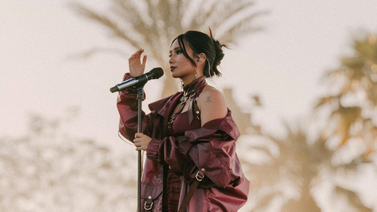 Niki Zefanya Tampil Memukau di Coachella dalam Busana Rancangan Ashton Michael