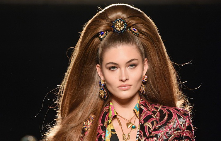 Mengulik Gaya Rambut Sensasional di Versace Pre-Fall 2019 Show