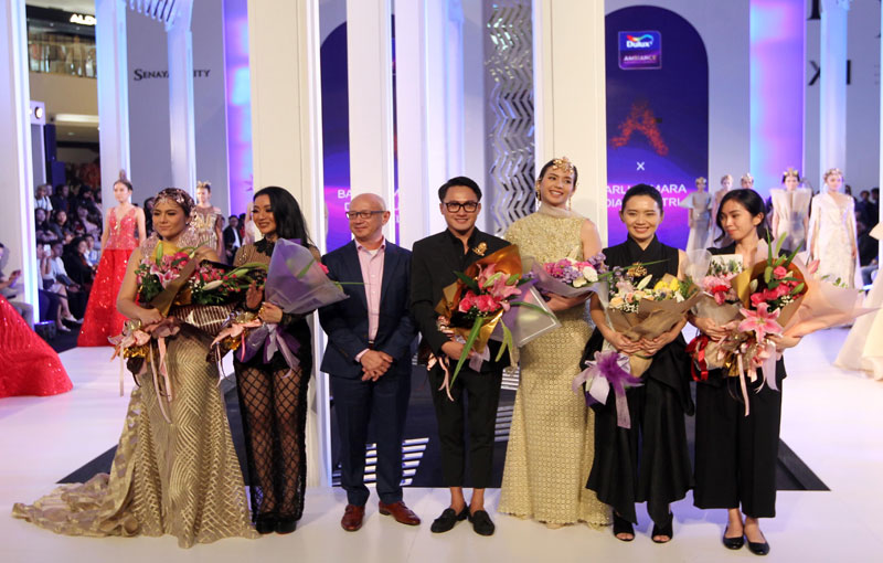 Dulux berkolaborasi dengan Barli Asmara dan Diana Putri x Le Ciel di Fashion Nation 2018