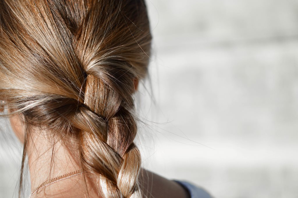 Lakukan Cara Ini Untuk Mempertahankan Warna Rambut Anda Tanpa Harus Keluar Rumah