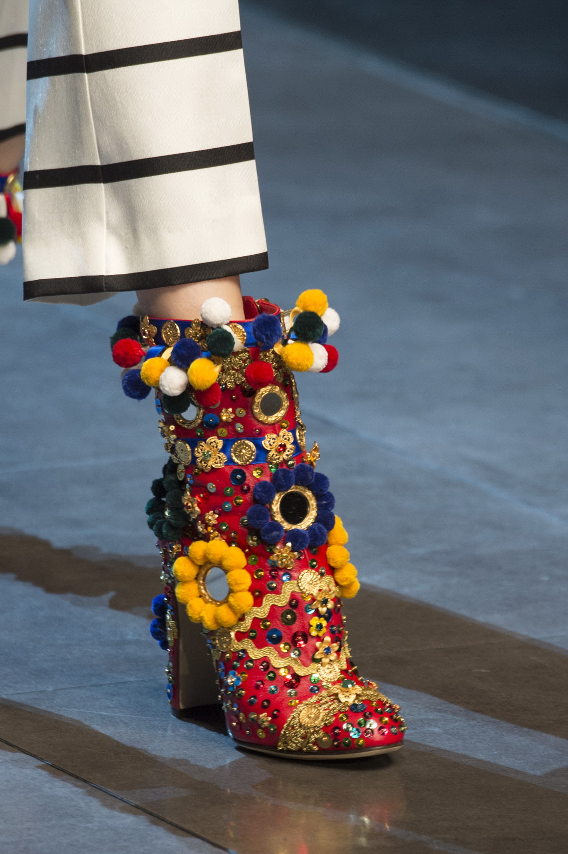 5 Sepatu Penuh Statement Paling Gaya Spring/Summer 2016 Ini