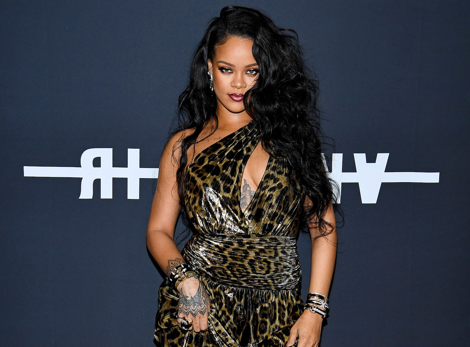 Kenakan Motif Leopard, Rihanna Tampil Fierce di Peluncuran Bukunya