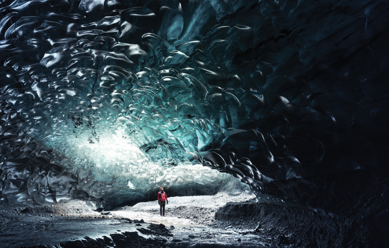 Terpikat Pesona Gua Es di Islandia