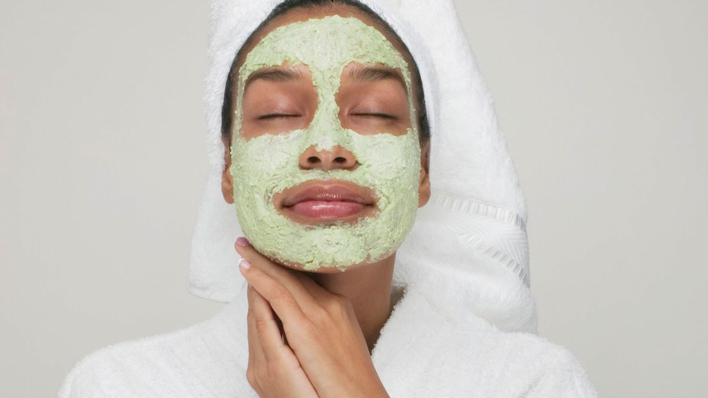 Skin mask. Маска на подбородке. Сухая маска для лица. Девушка с маской на подбородке. Спущенная маска на лице.