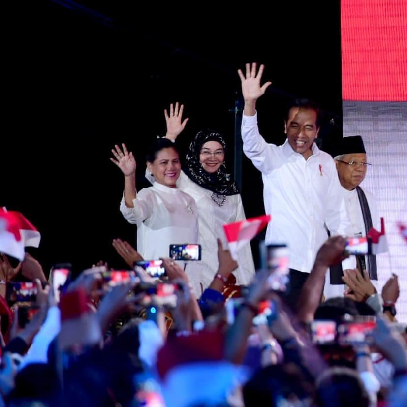 Chic! Ini Gaya Iriana Joko Widodo Padukan Sneakers dengan Baju Kurung