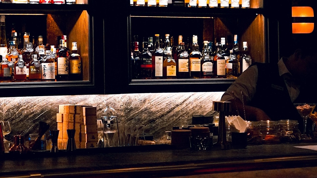 FIRST FILLED: Speakeasy Whisky Bar dengan Nostalgia Barber Era 70-an