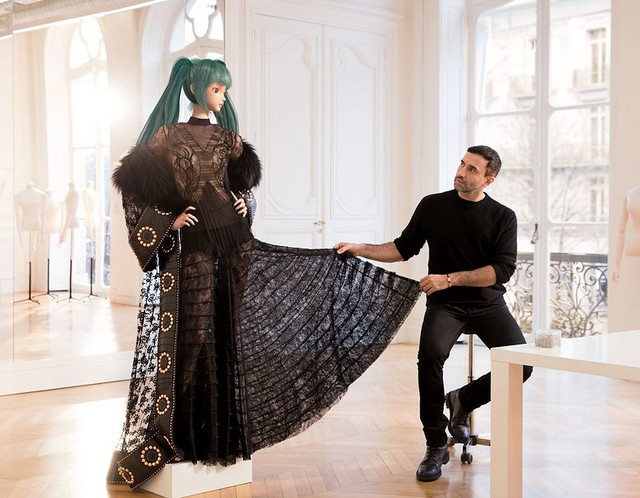 Diva Virtual Jepang Hatsune Miku Kenakan Gaun Karya Riccardo Tisci  