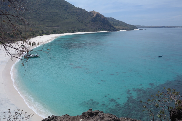 Bermain Pasir di Pantai Pasir Putih Ling Al