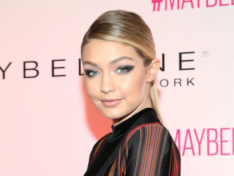 Ini Dia Produk yang Wajib Dibawa Model Gigi Hadid Kala Travelling