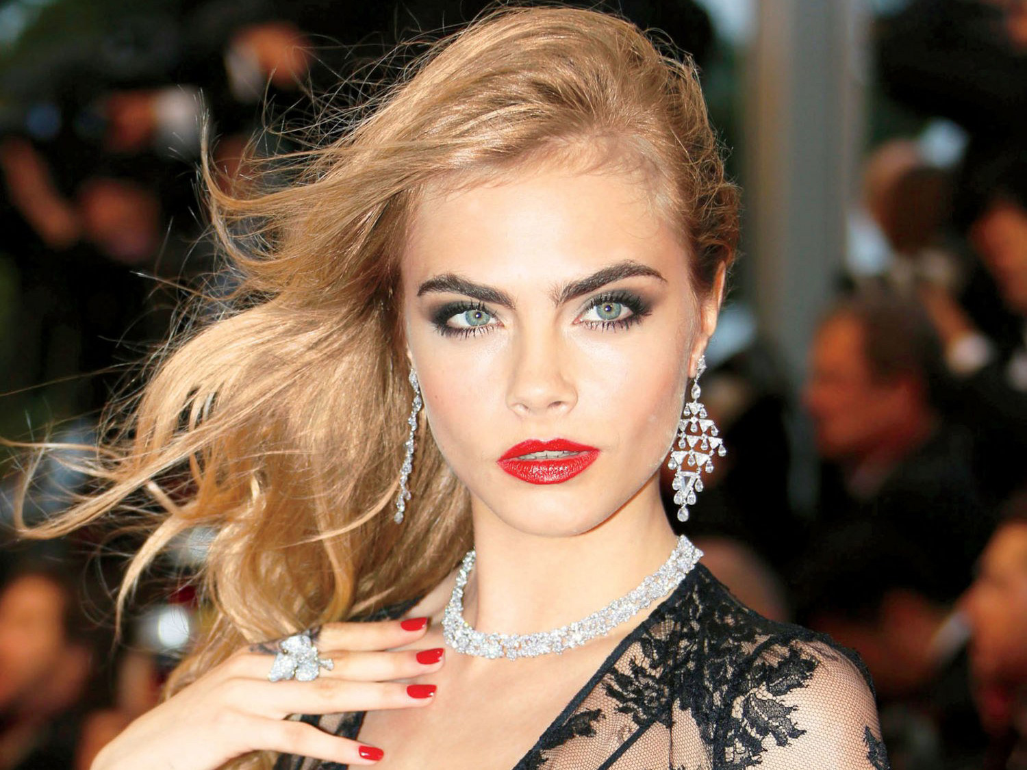 10 Produk Kecantikan Favorit Model Cara Delevigne