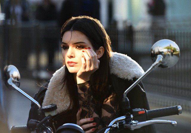 Model Kendall Jenner Berbagi Tips Memaksimalkan Penampilan Saat Travelling