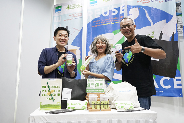 FamilyMart Ajak Kaum Muda Peduli Lingkungan Lewat Gerakan  #Change4Future