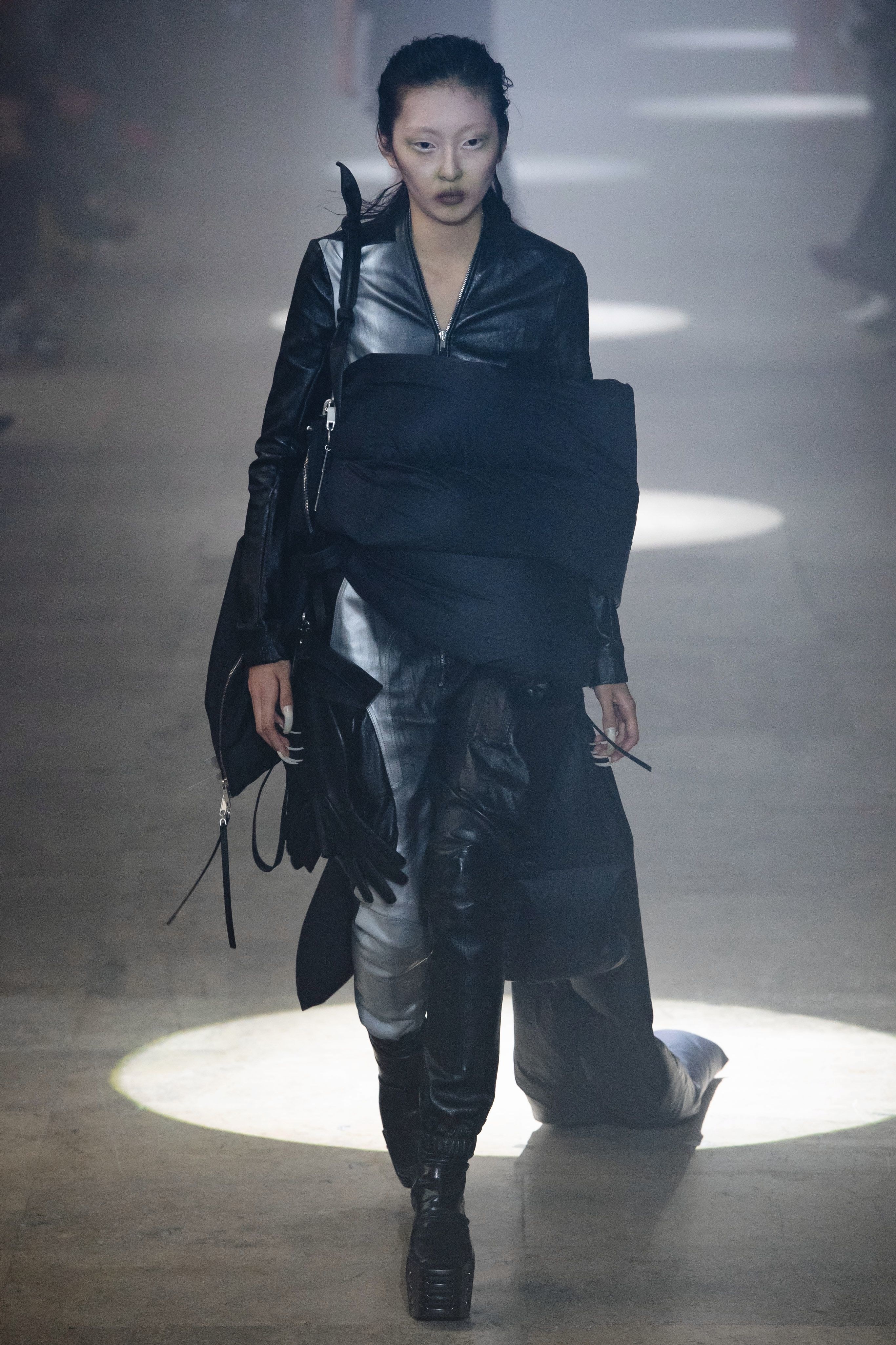 Terinspirasi Larry LeGaspi, Rick Owens Mempersembahakan Koleksi Post-Apocalypse Chic Untuk Fall/Winter 2019