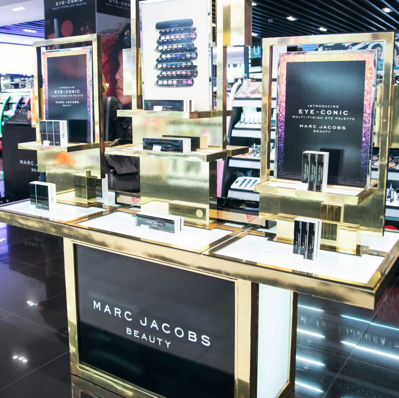 Marc Jacobs Beauty Kini Menghadirkan Koleksi Seutuhnya di Gerai-Gerai Sephora