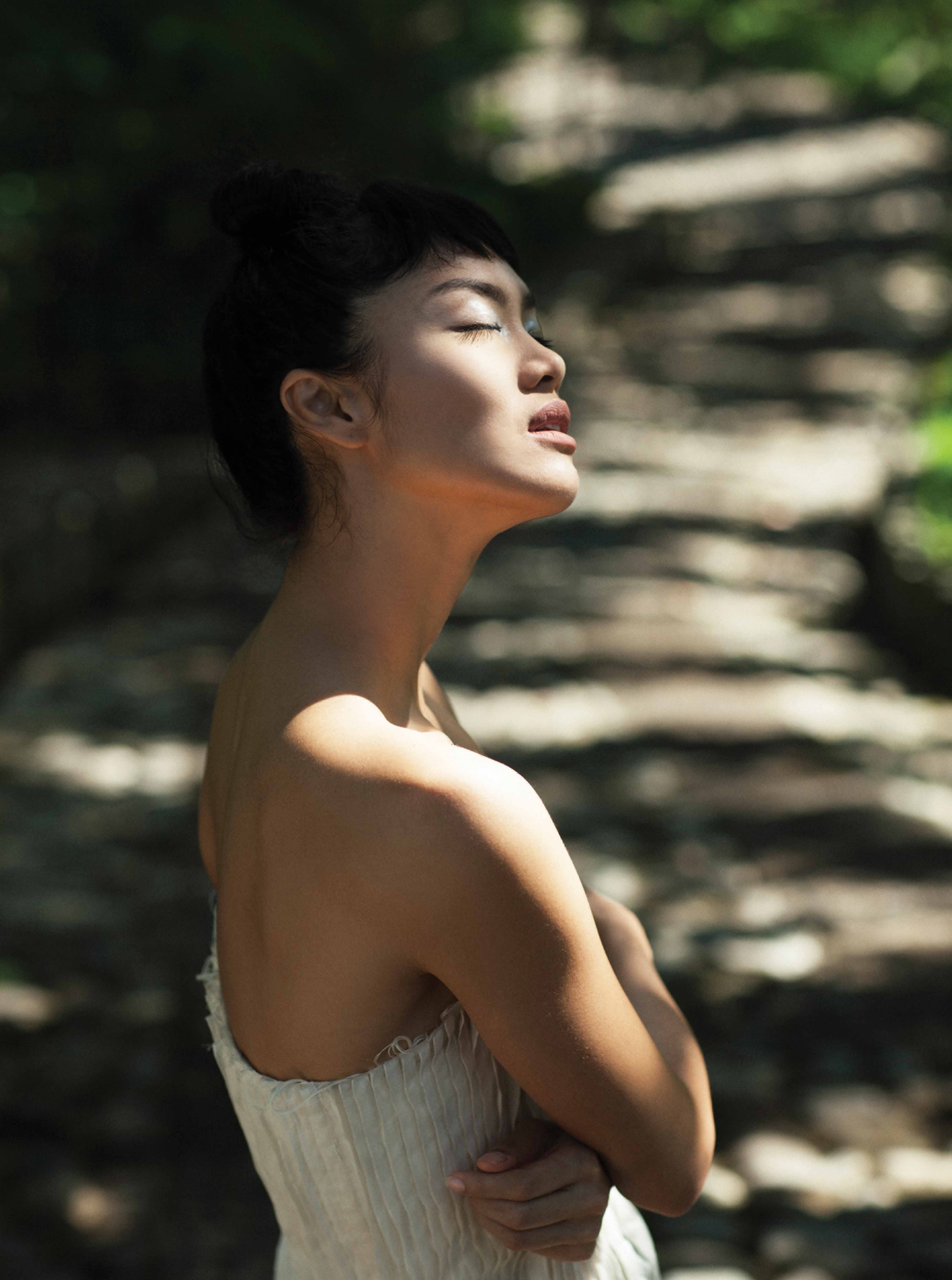 Cantik Natural Kala Liburan dengan 1 Eyeshadow Warna Silver