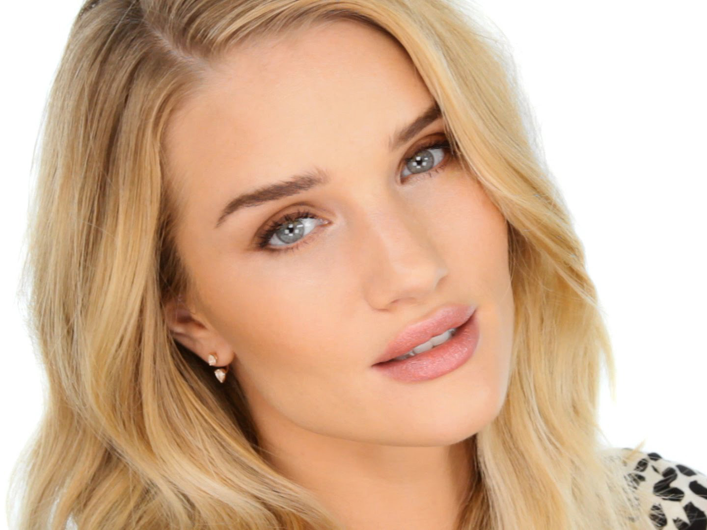 9 Produk Kecantikan yang Wajib Ada Bagi Model Rosie Huntington-Whiteley