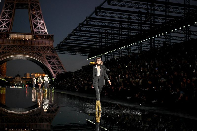 Saint Laurent Membawa Nuansa Tropis ke Paris untuk Spring/Summer 19