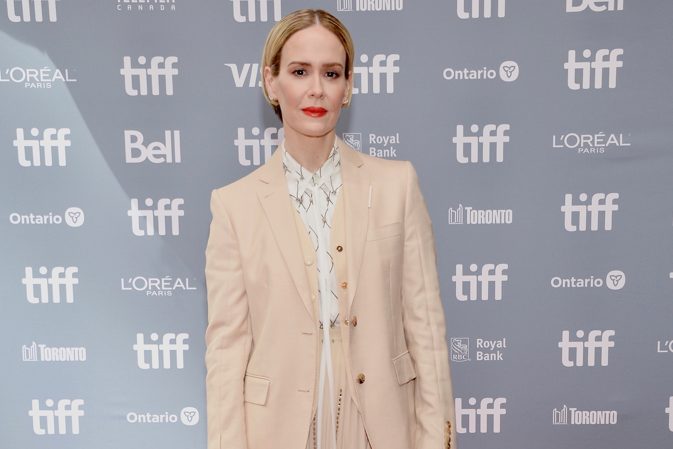 Inspirasi Penampilan Monokrom dari Dev Patel dan Sarah Paulson di TIFF